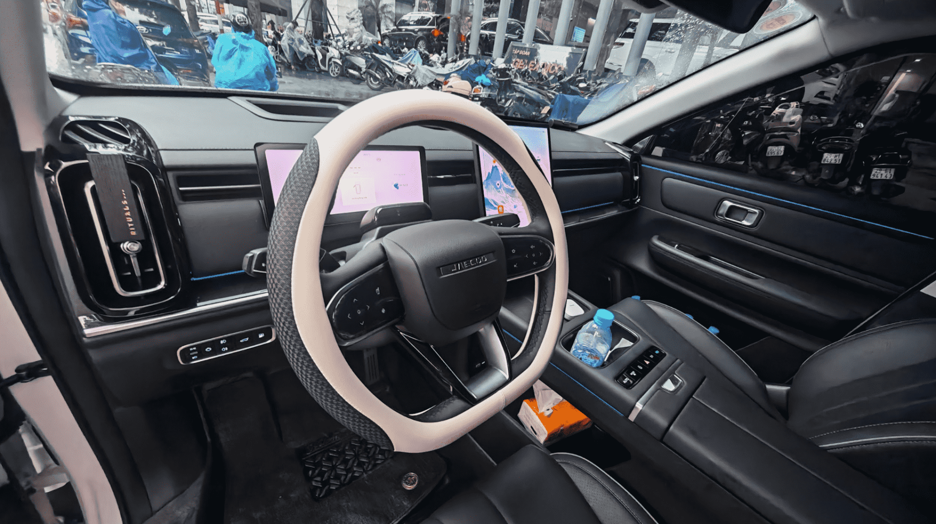 Xevaban.com ở 214 Giải Phóng là đơn vị chuyên cung cấp phụ kiện oto, đồ chơi oto, phụ tùng oto, phụ kiện jaecoo j7, đồ chơi jaecoo j7, xevaban, 214 giải phóng, bọc vô lăng jaecoo j7, trang trí vô lăng jaecoo j7, ốp vô lăng jaecoo j7.